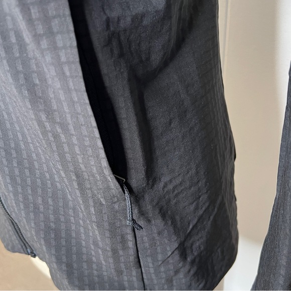 Patagonia s women’s black R1 Tech Face jacket - Picture 4 of 7